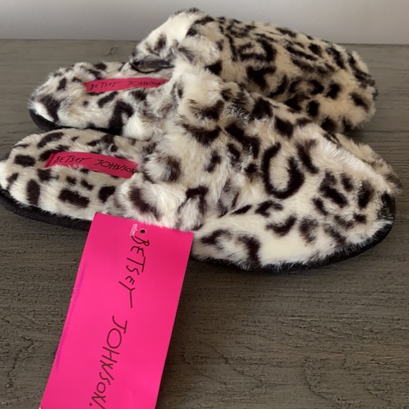 NWT Betsey Johnson Fuzzy Leopard Slippers Small Size 5/6 - Picture 6 of 6